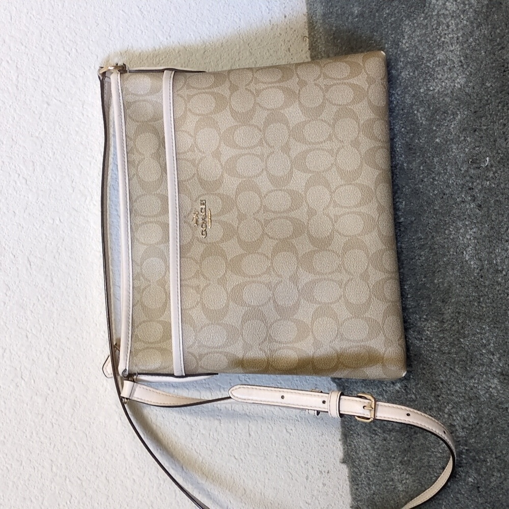 🛍️Coach Beige Signature Crossbody